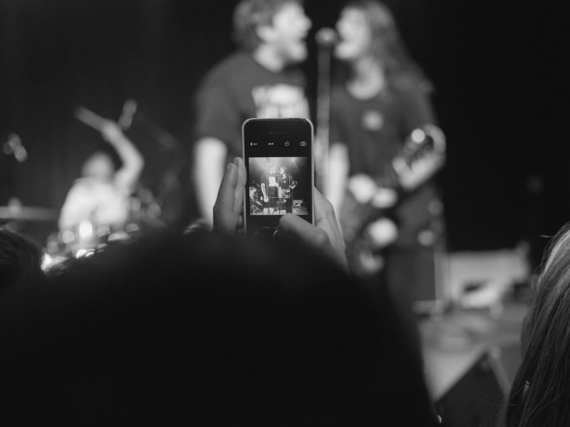 Apple Patents Tech That Could Stop You From Using a Camera Phone at Concerts