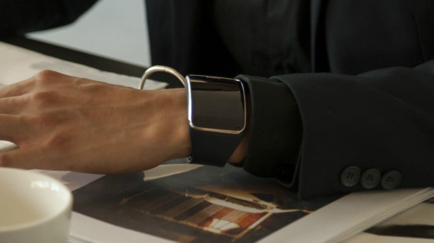 Samsung Throws a Curve with a Giant Display on the Gear S Smartwatch Samsung Throws a Curve with a Giant Display on the Gear S Smartwatch
