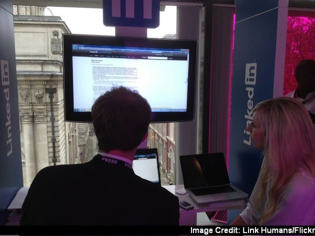 LinkedIn Connected Review: Annoying Emails Become Pretty Cards LinkedIn Connected Review: Annoying Emails Become Pretty Cards