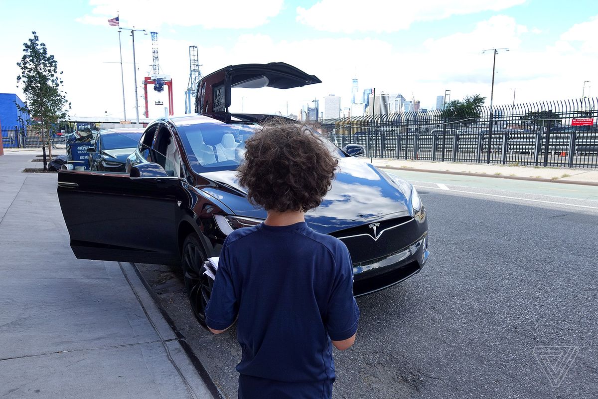 A nine-year-old reviews the Tesla Model X A nine-year-old reviews the Tesla Model X